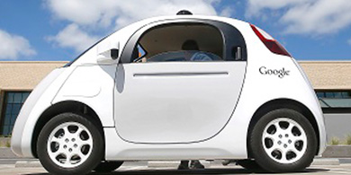 Casi choca el auto de Google en California