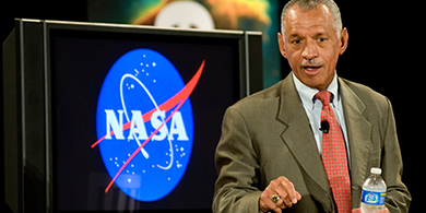 El jefe de la NASA disertar en el Planetario