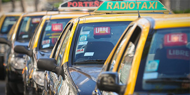 Los taxis le hacen frente a Uber y suman pago con smartphone 