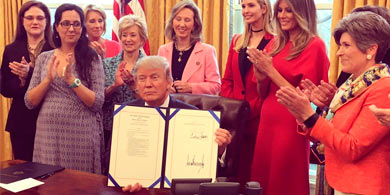 Trump propone dos leyes para impulsar a las mujeres en ciencia y tecnologa